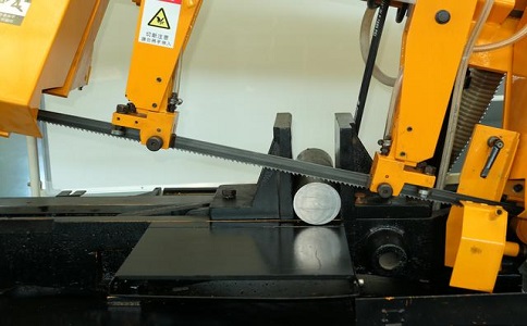 平果数控带锯床自动送料精度会出现偏差吗？