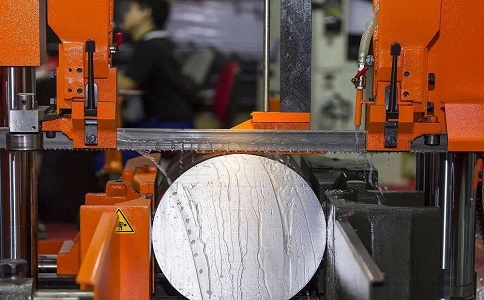 平果立式金属带锯床切削出现跑带故障解决方法！